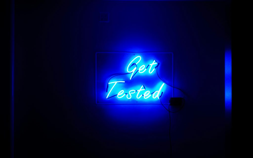 eine-blaue-leuchtreklame-mit-der-aufschrift-get-tested-0O7b6Ny2-bA