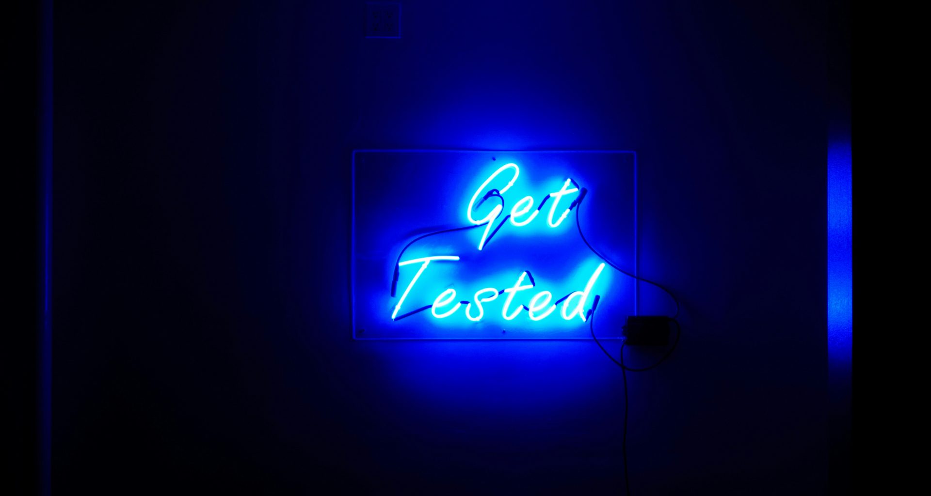 eine-blaue-leuchtreklame-mit-der-aufschrift-get-tested-0O7b6Ny2-bA