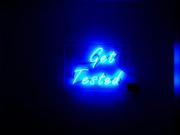 eine-blaue-leuchtreklame-mit-der-aufschrift-get-tested-0O7b6Ny2-bA