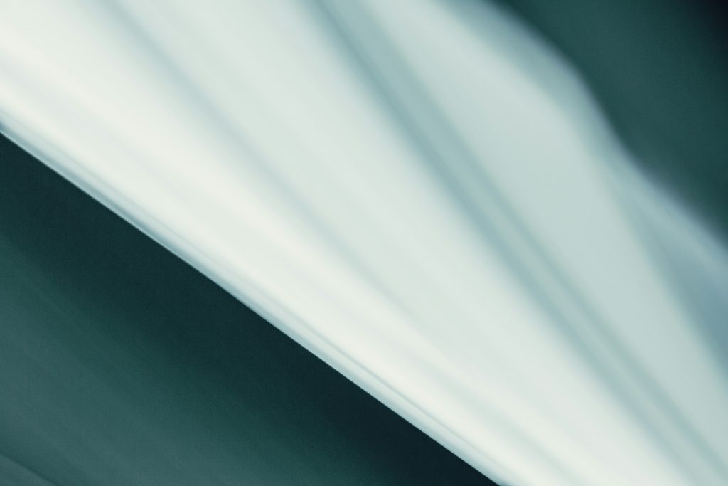 ein-verschwommenes-foto-mit-weissem-und-schwarzem-hintergrund-XKCqrWypW78