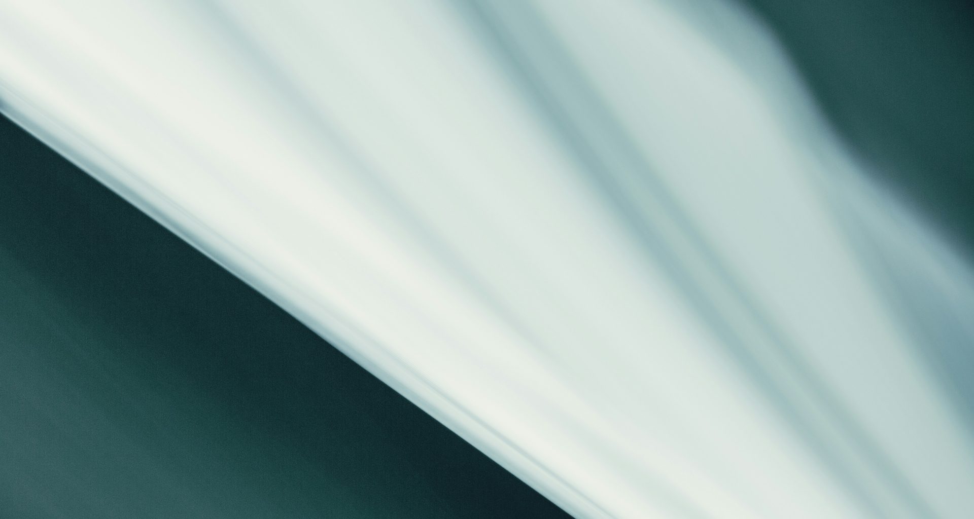 ein-verschwommenes-foto-mit-weissem-und-schwarzem-hintergrund-XKCqrWypW78