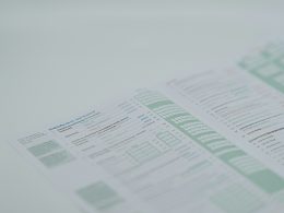 eine-nahaufnahme-eines-menus-auf-einem-tisch-1LTLB6jS1Gk