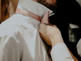 eine-nahaufnahme-einer-person-die-eine-krawatte-bindet-Pxr-bze5mrM