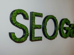 eine-nahaufnahme-eines-schildes-mit-gras-darauf-YiUA_IZ0a2A