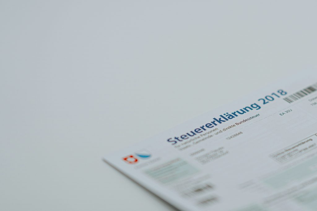 eine-nahaufnahme-eines-tickets-auf-einem-tisch-BH_rfMoUr34