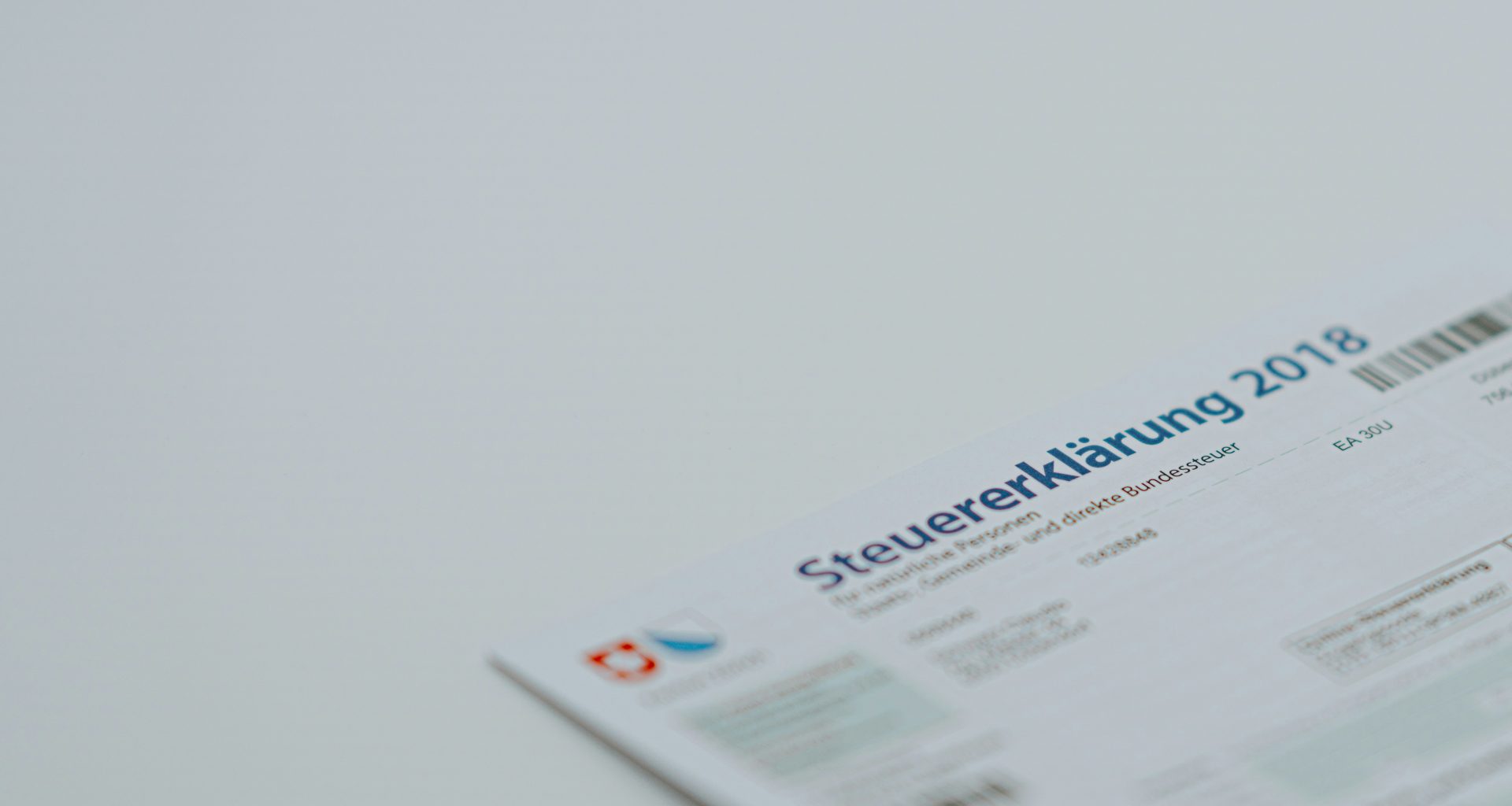 eine-nahaufnahme-eines-tickets-auf-einem-tisch-BH_rfMoUr34