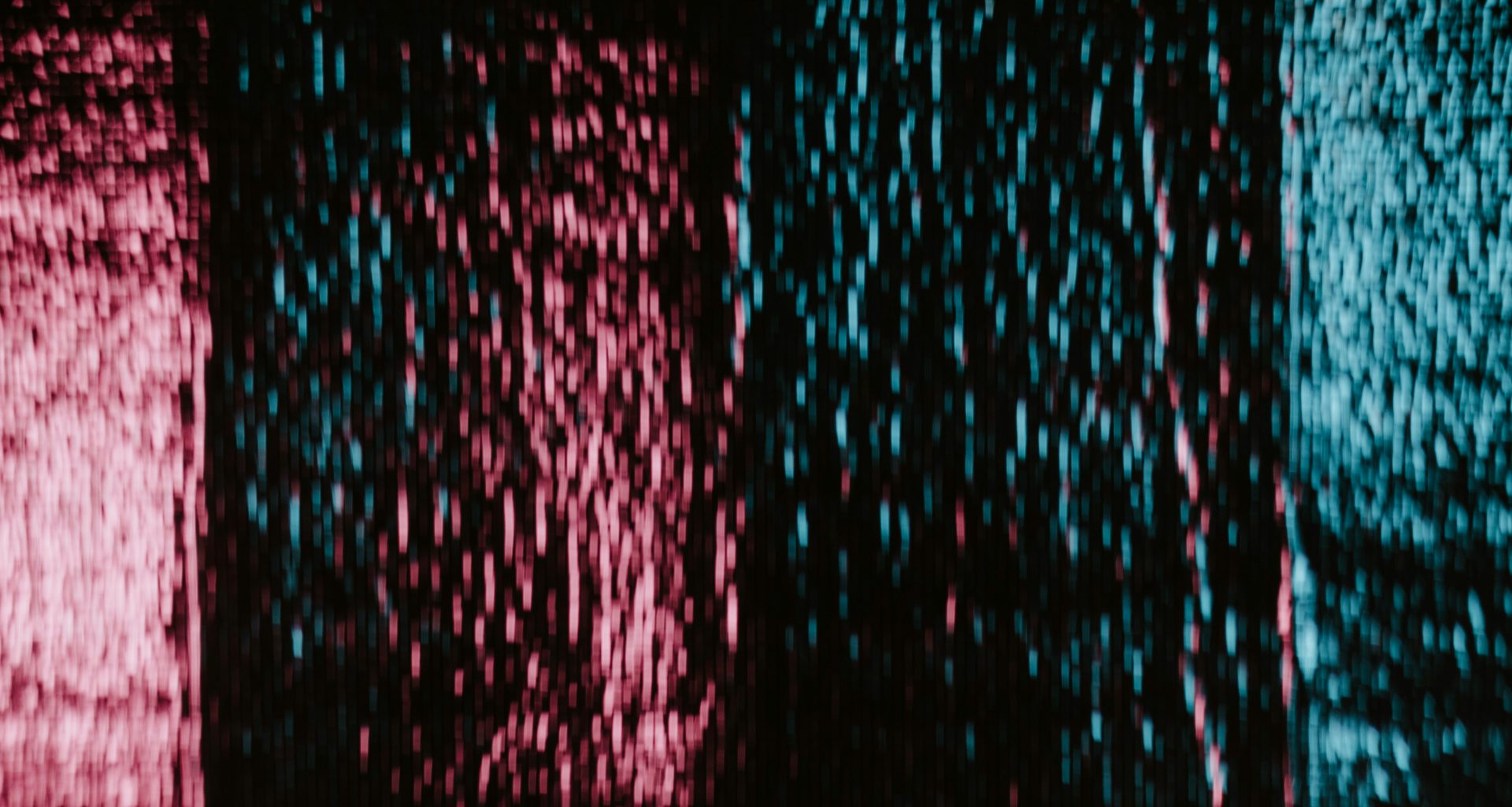 eine-nahaufnahme-eines-fensters-mit-regentropfen-darauf-syy3bLQaMNY