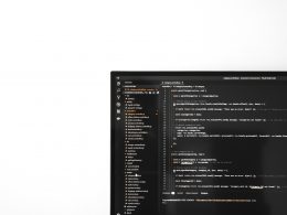ein-computermonitor-der-auf-einem-schreibtisch-sitzt-pOmr_qQRgiU