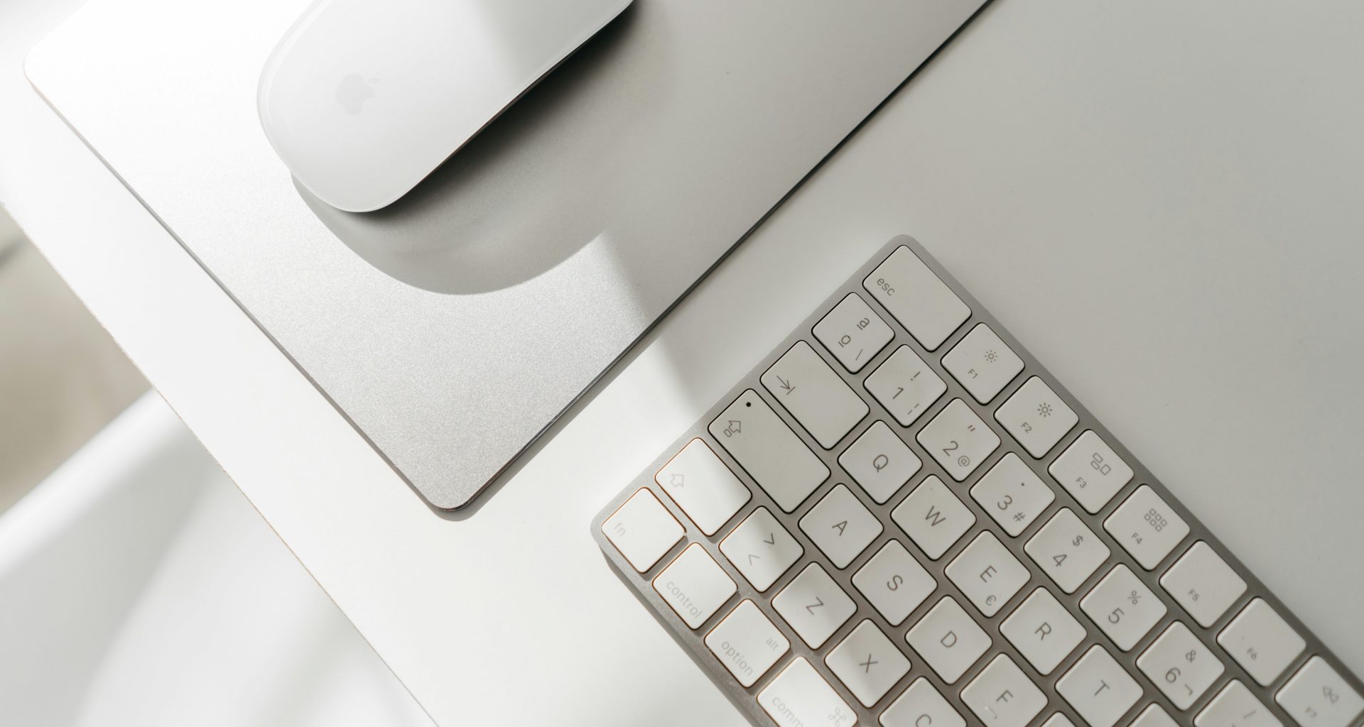 eine-computermaus-und-tastatur-rpLX5uIhrZg