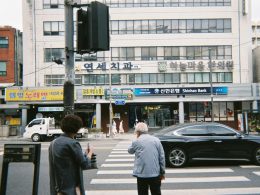 ein-paar-leute-die-auf-der-strasse-stehen-cJbzH5siBAw