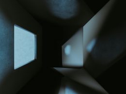 ein-dunkler-raum-mit-einem-kleinen-fenster-darin-TnXu7ib-d6Q