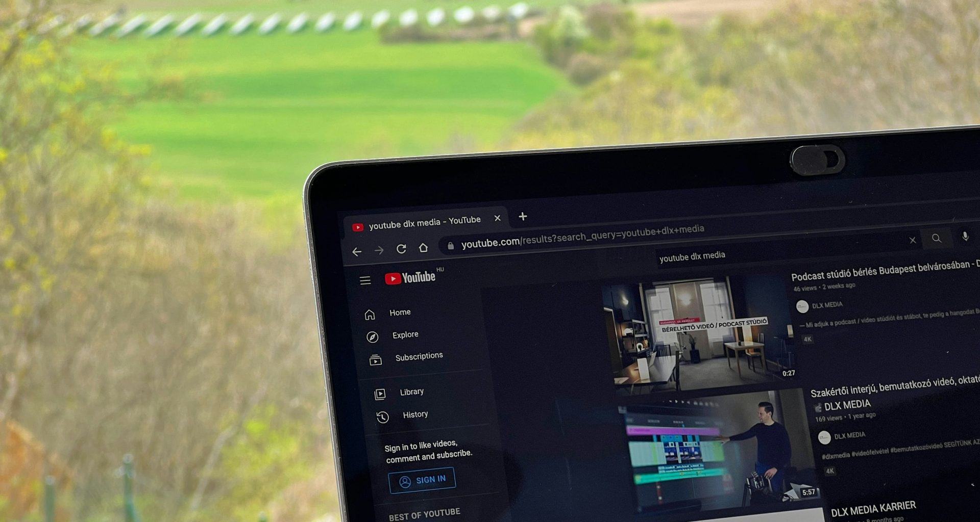 ein-laptop-auf-einem-tisch-X1Irppbk9Kc