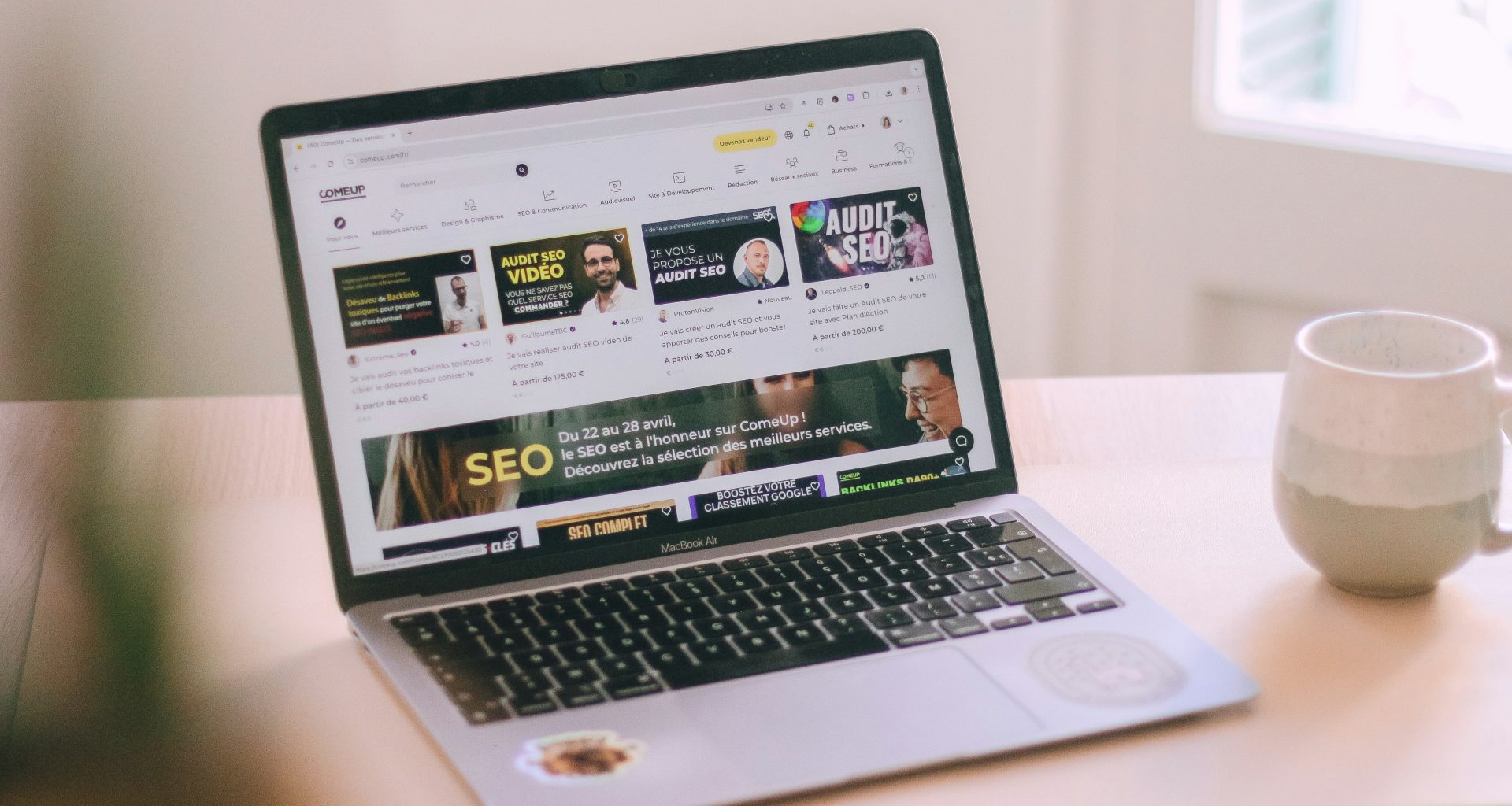 ein-laptop-der-auf-einem-holztisch-sitzt-TlUL9G-RUz4