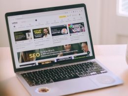 ein-laptop-der-auf-einem-holztisch-sitzt-TlUL9G-RUz4