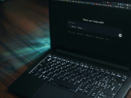 ein-laptop-zeigt-eine-suchleiste-an-in-der-gefragt-wird-wie-er-helfen-kann-0Jk1QCGMz5o