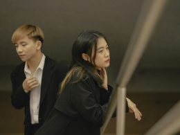 ein-mann-und-eine-frau-stehen-nebeneinander-S7D-cG1hLU0