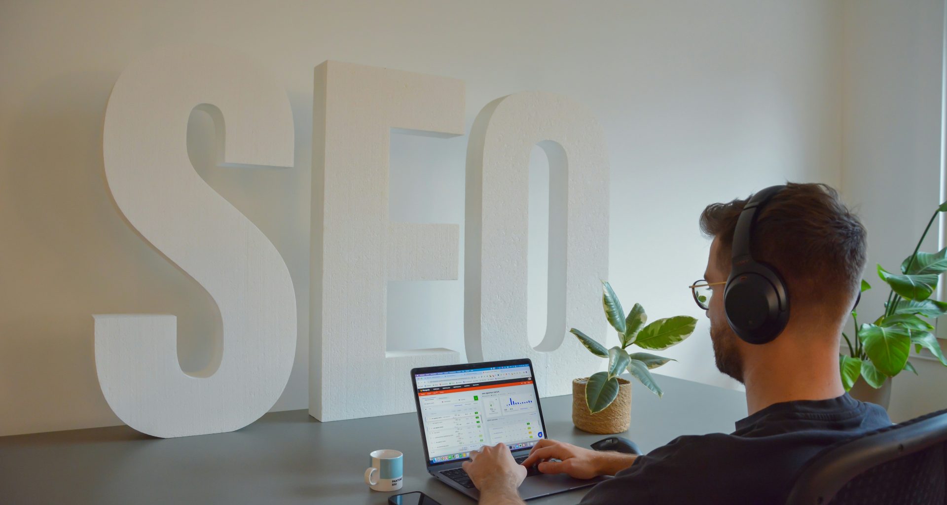 ein-mann-sitzt-vor-einem-laptop-4fiIDwaWlzQ