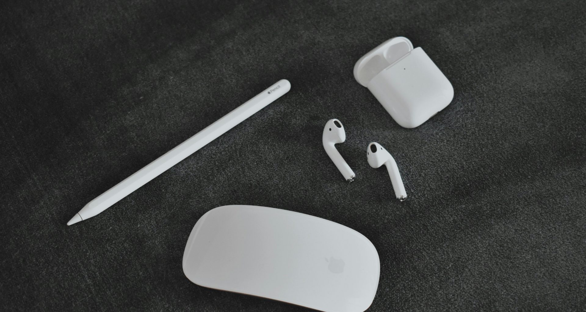 ein-paar-ohrstopsel-ein-paar-kopfhorer-und-ein-weisses-etui-d9WLUlWZ39g