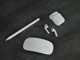 ein-paar-ohrstopsel-ein-paar-kopfhorer-und-ein-weisses-etui-d9WLUlWZ39g