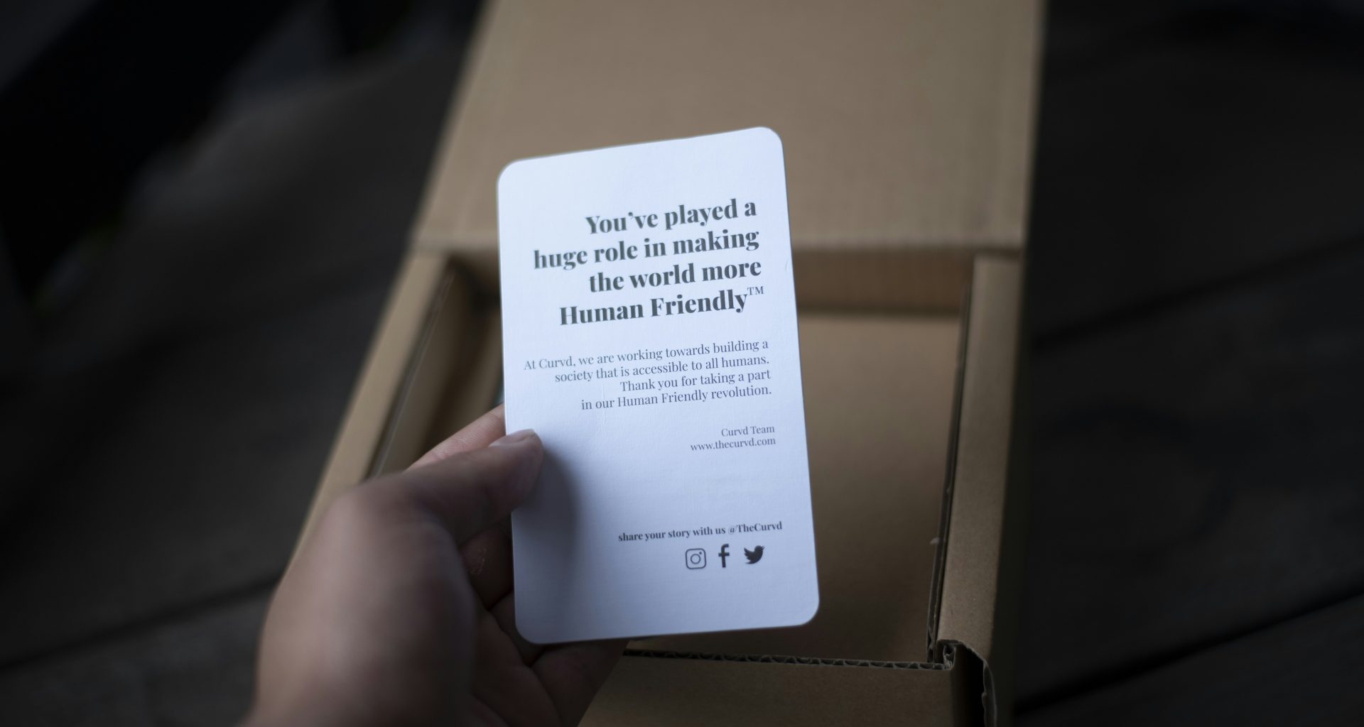 eine-person-halt-eine-karte-in-einer-schachtel-aj17jWLEy_U