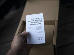 eine-person-halt-eine-karte-in-einer-schachtel-aj17jWLEy_U