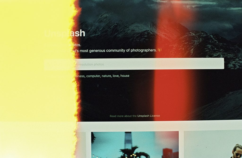 ein-bild-einer-person-auf-einem-handy-OCVFCZWHzkc