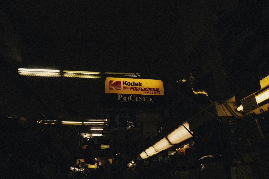 ein-restaurantschild-das-an-der-seite-eines-gebaudes-hangt-l7AgE1M5LF8