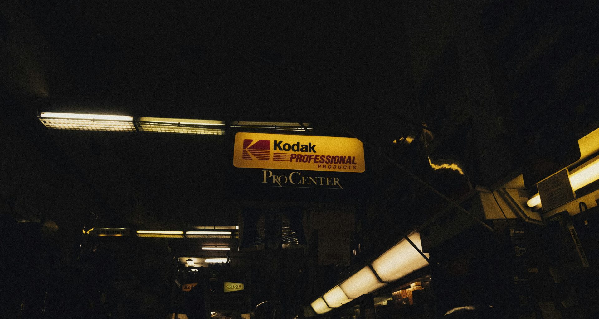 ein-restaurantschild-das-an-der-seite-eines-gebaudes-hangt-l7AgE1M5LF8