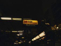 ein-restaurantschild-das-an-der-seite-eines-gebaudes-hangt-l7AgE1M5LF8