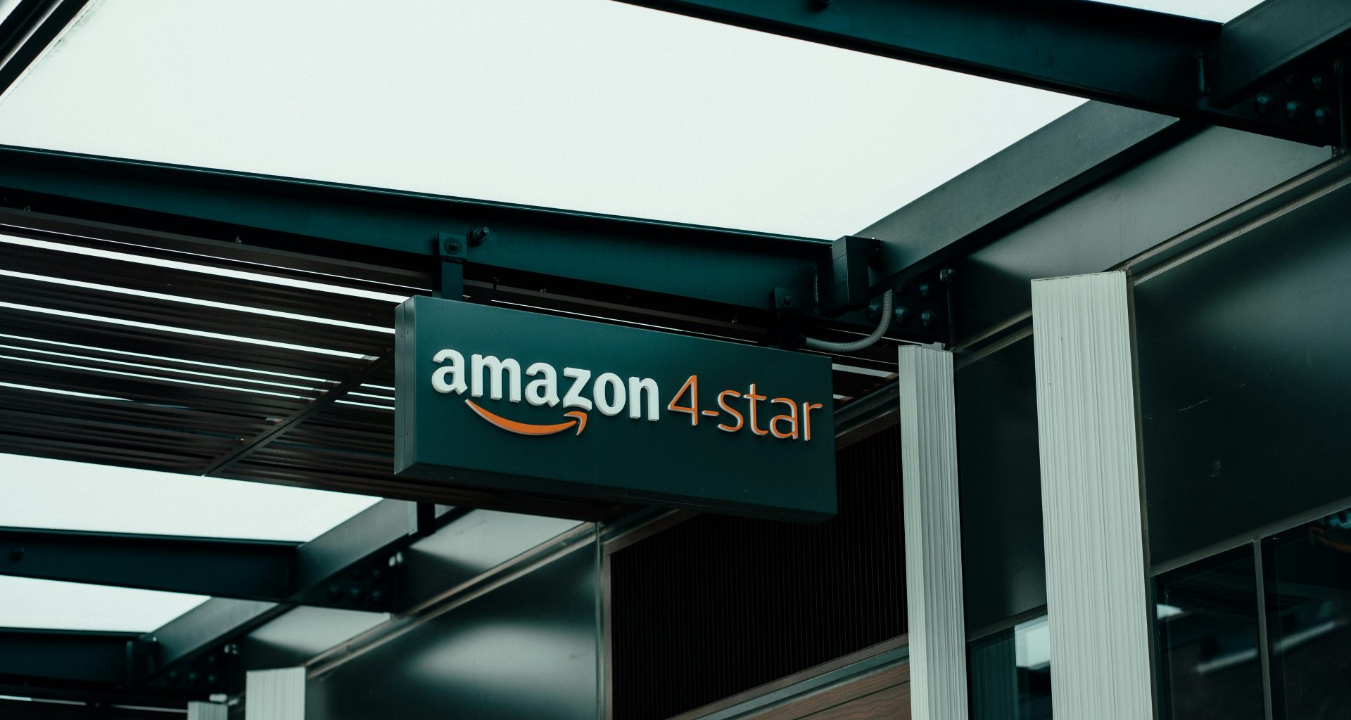 ein-schild-das-an-der-seite-eines-gebaudes-hangt-k8lhcTac0vg