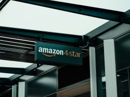 ein-schild-das-an-der-seite-eines-gebaudes-hangt-k8lhcTac0vg