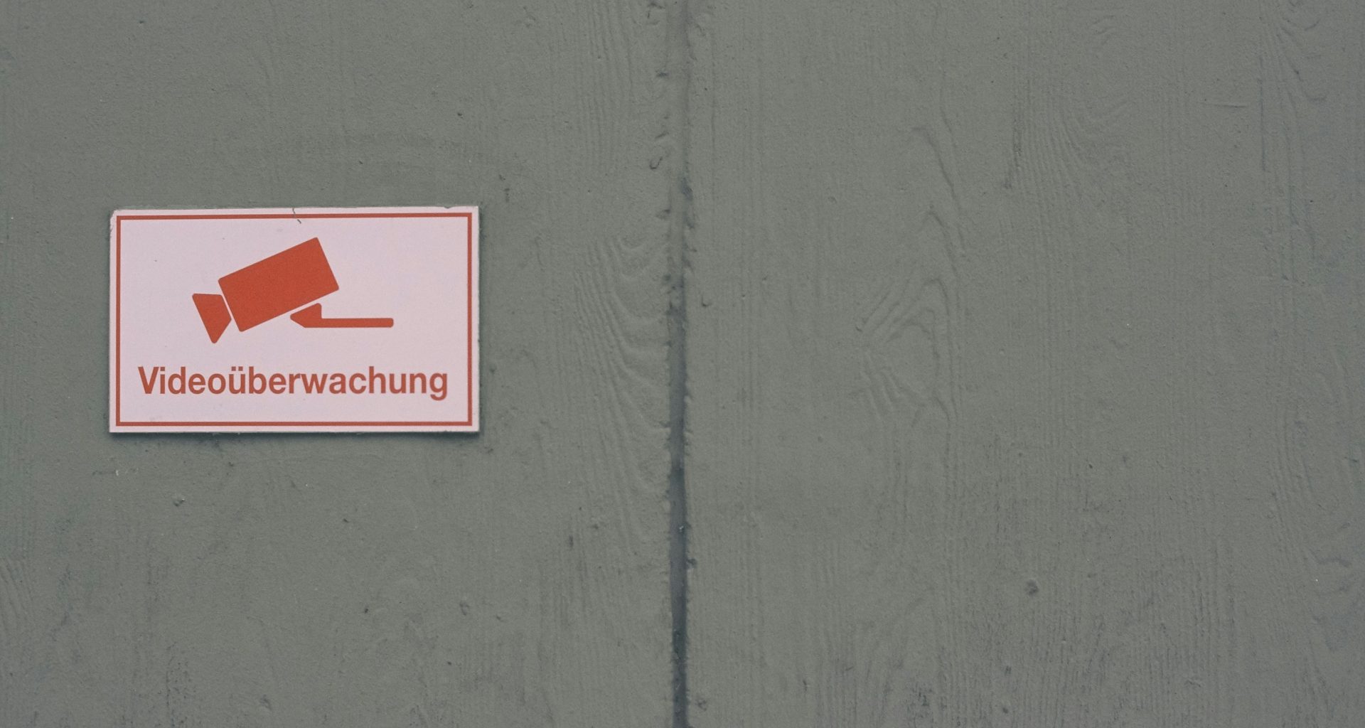 ein-schild-an-der-seite-eines-gebaudes-p1GiBEpDaV4