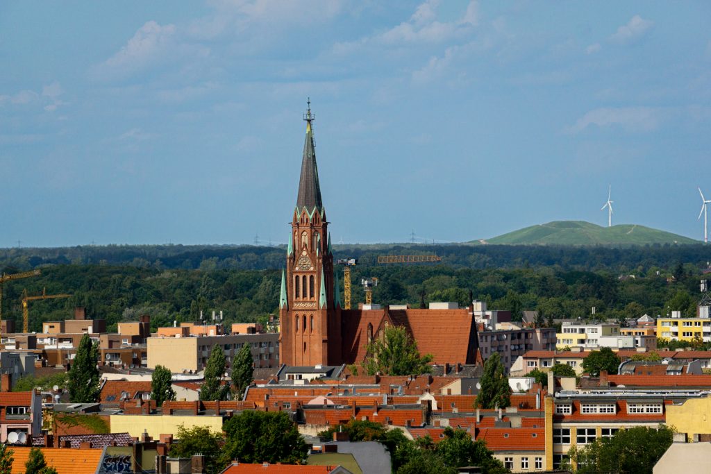 blick-auf-eine-stadt-mit-kirchturm-9s3oZKOhUOw