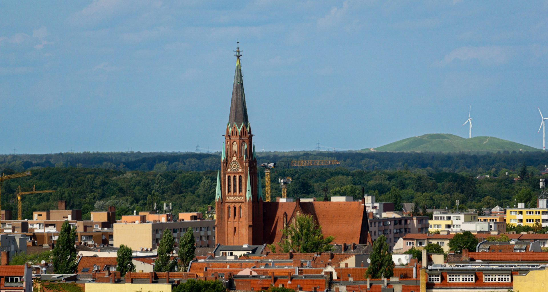 blick-auf-eine-stadt-mit-kirchturm-9s3oZKOhUOw