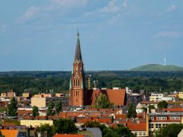 blick-auf-eine-stadt-mit-kirchturm-9s3oZKOhUOw