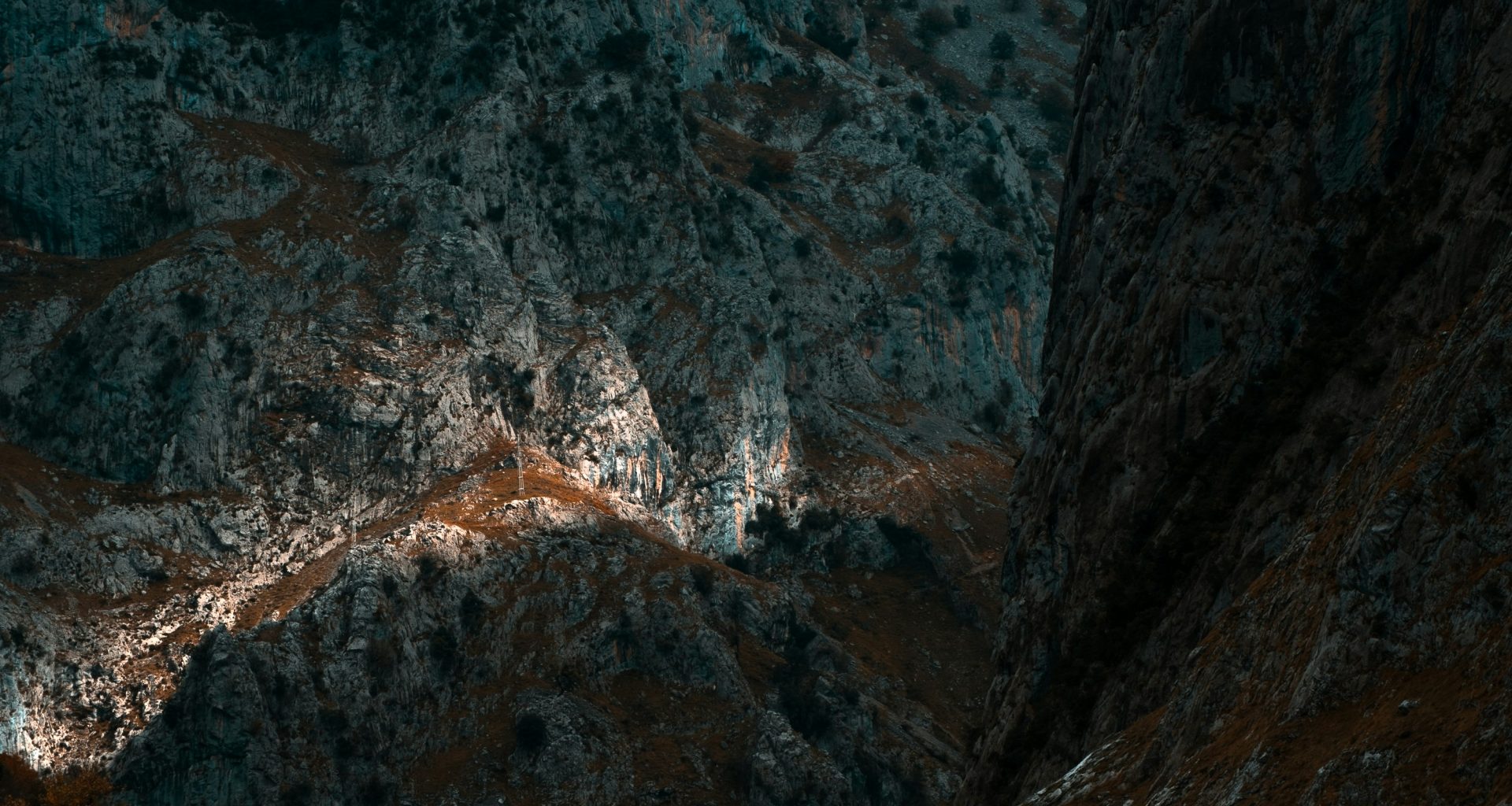 ein-blick-auf-eine-bergkette-von-einem-hohen-standpunkt-aus-Q_YXgJxtzUg