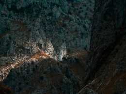 ein-blick-auf-eine-bergkette-von-einem-hohen-standpunkt-aus-Q_YXgJxtzUg