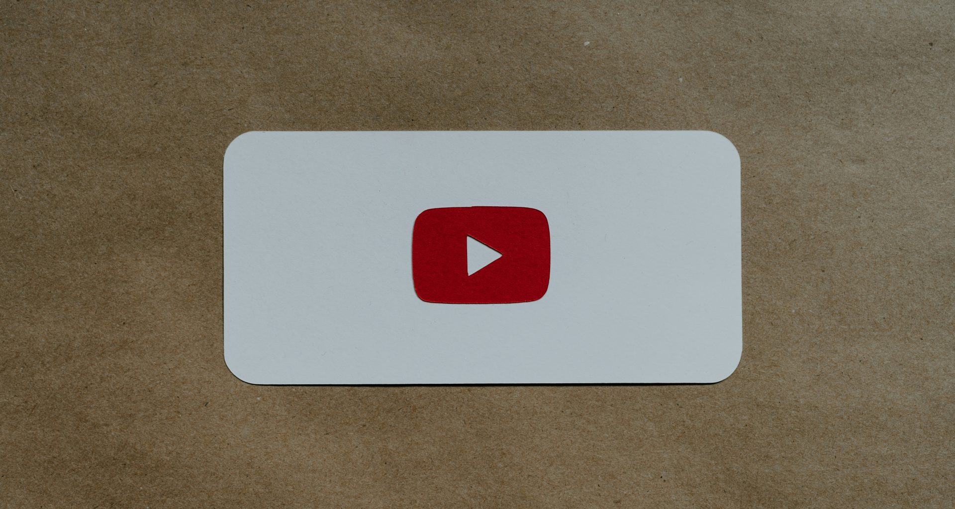 eine-weisse-karte-mit-einem-roten-youtube-logo-darauf-D_HuvYppkQ4