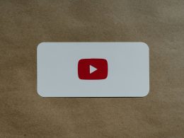 eine-weisse-karte-mit-einem-roten-youtube-logo-darauf-D_HuvYppkQ4