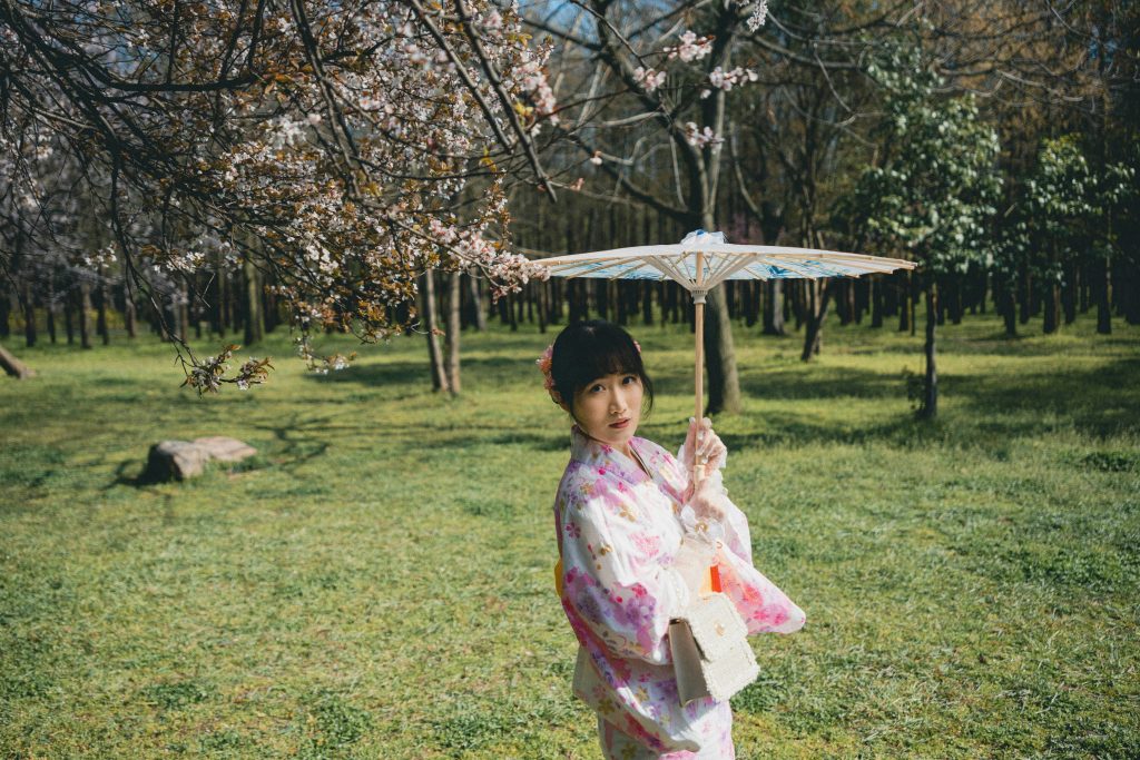 eine-frau-im-kimono-mit-regenschirm-uAkpmTqSMcA