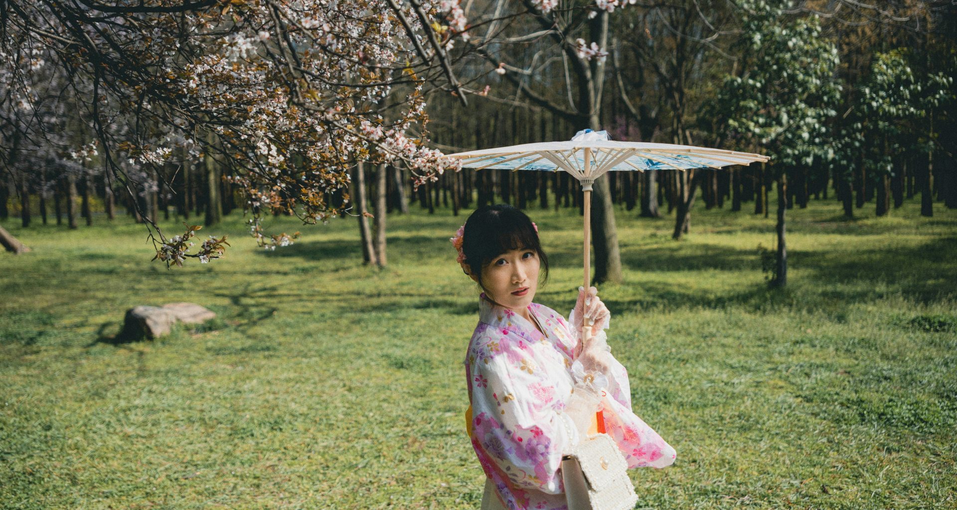 eine-frau-im-kimono-mit-regenschirm-uAkpmTqSMcA