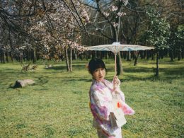 eine-frau-im-kimono-mit-regenschirm-uAkpmTqSMcA