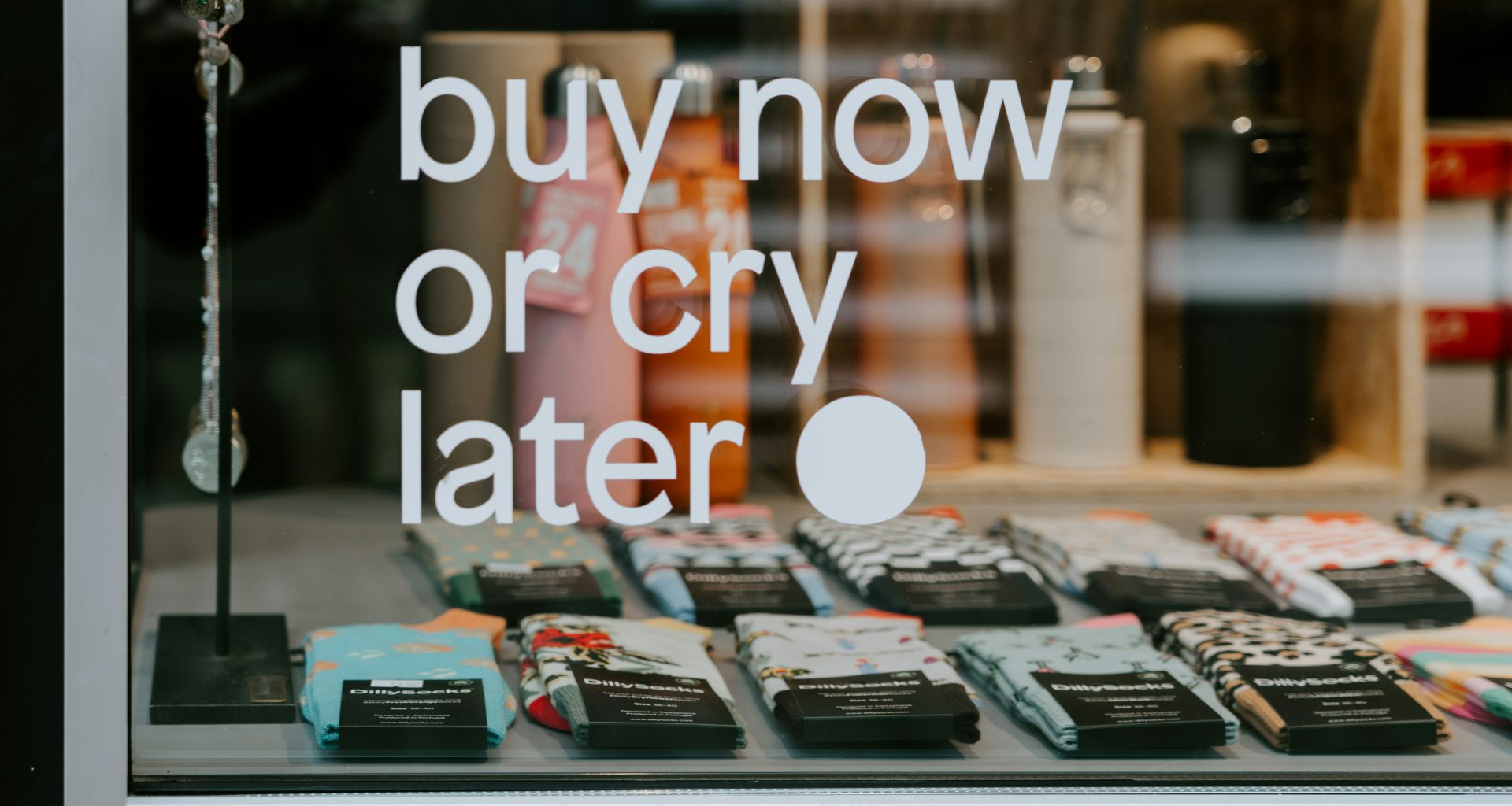 socken-set-in-verschiedenen-farben-hinter-glasfenster-wEASAyNVui0