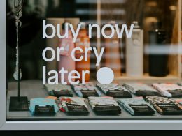 socken-set-in-verschiedenen-farben-hinter-glasfenster-wEASAyNVui0