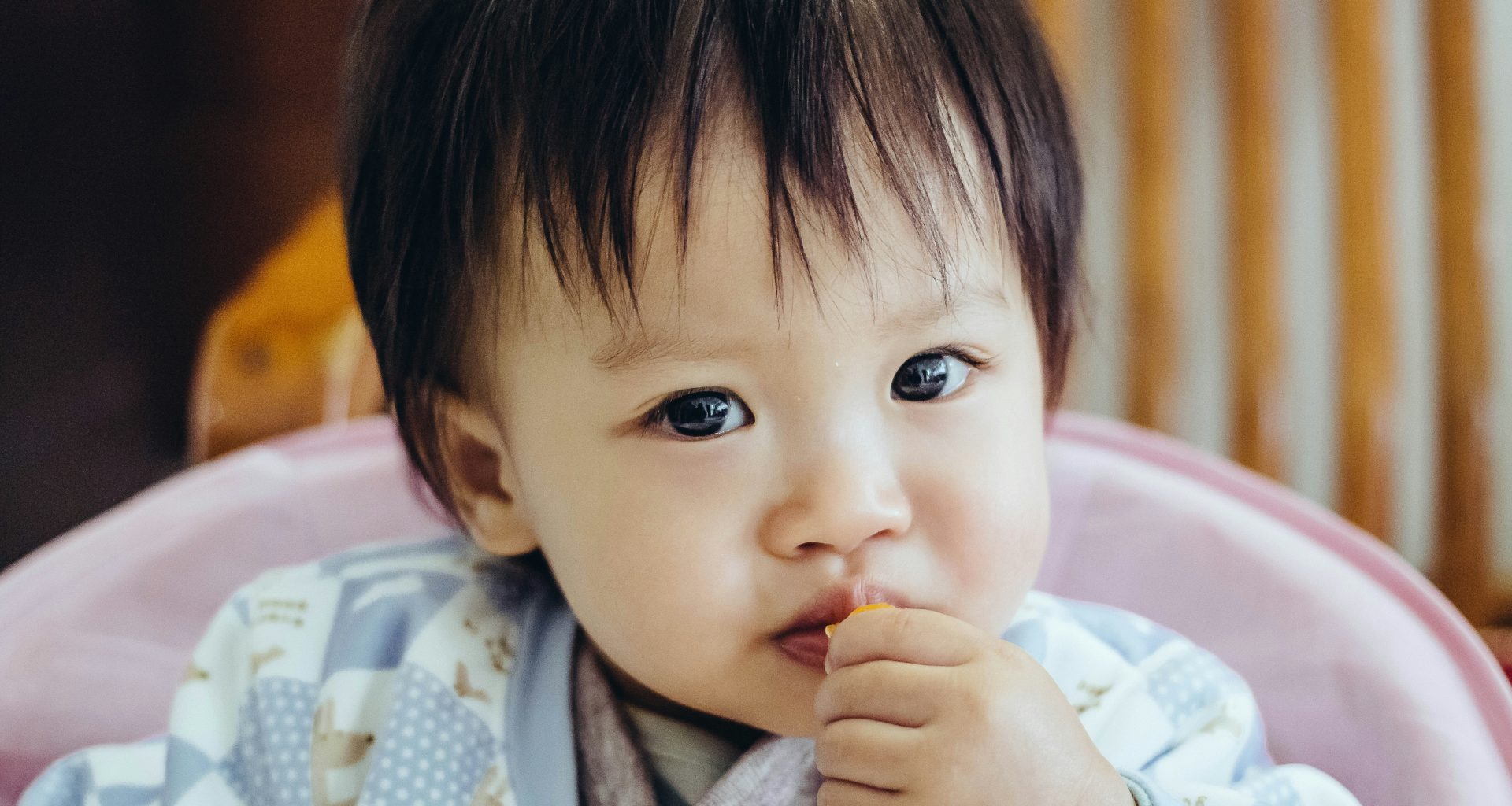 baby-tragt-blaues-pyjama-essfoto-UocVTqr6vn0