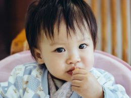 baby-tragt-blaues-pyjama-essfoto-UocVTqr6vn0