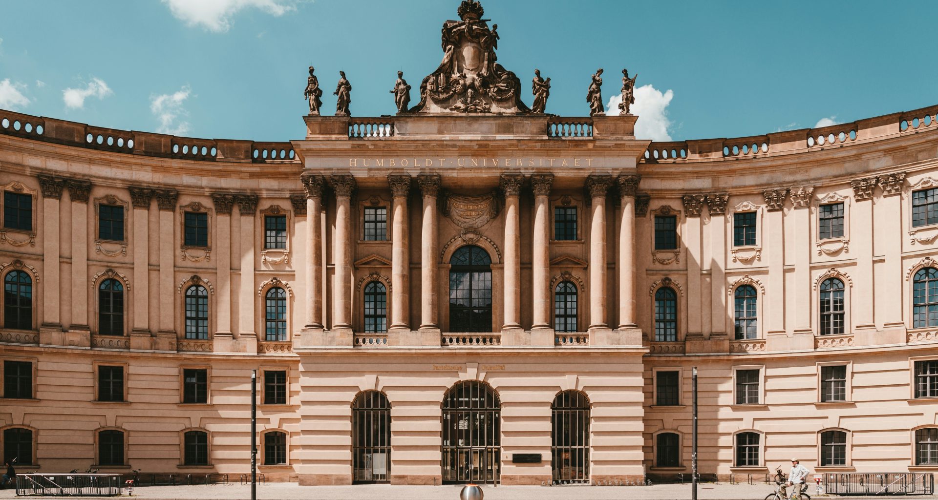 beige-gestrichenes-gebaude-foWH-IdwzWc