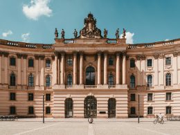 beige-gestrichenes-gebaude-foWH-IdwzWc