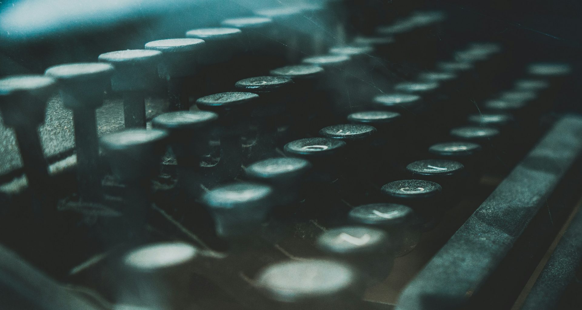 schwarz-blaue-computertastatur-ZYYS1kapOm8