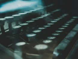 schwarz-blaue-computertastatur-ZYYS1kapOm8